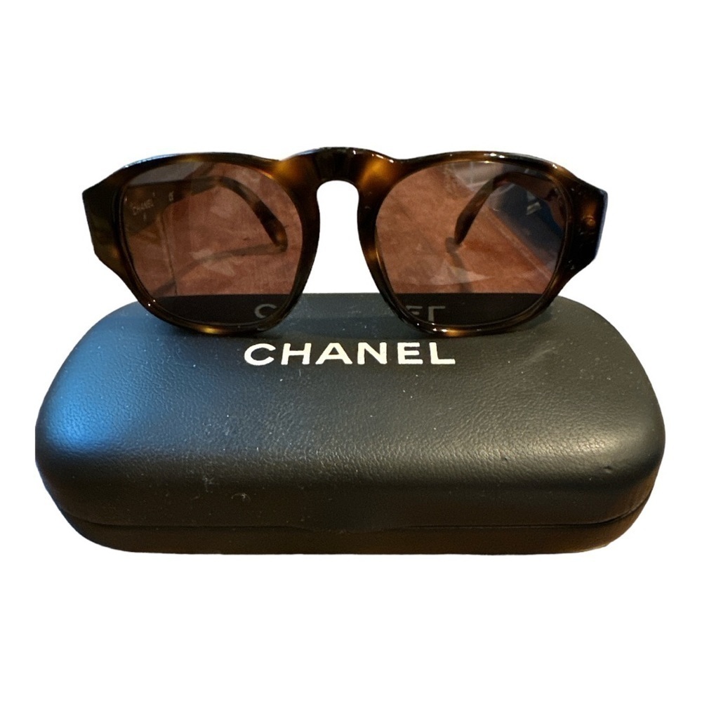 90’s Vintage Chanel Sunglasses - Picture 3 of 11